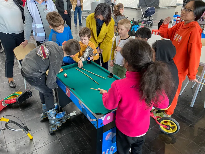Eine Erwachsene im Gespr&auml;ch mit Kindern.